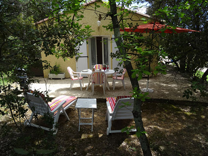 Le gite des amis à Vagnas en Sud Ardèche, vue de la terrasse ombragée